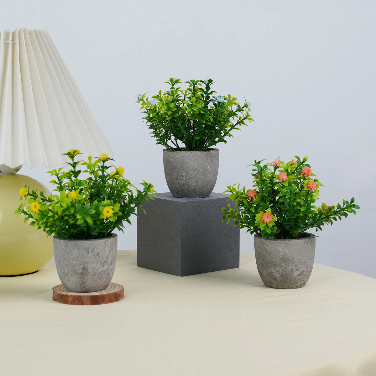 plante artificielle miniature bonsaï feuilles vertes fleurs violettes jaunes maison moderne minimaliste pot inclusion