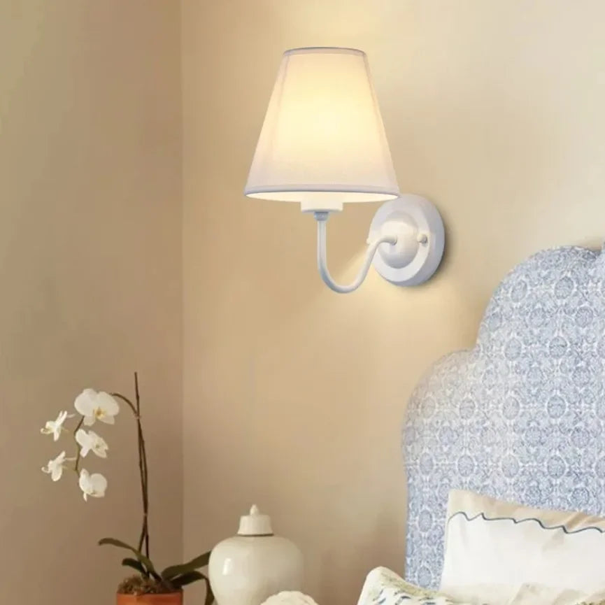 lampe murale moderne tissu dorée blanche marron clair abat jour éclairage intérieur chambre salonhôtel