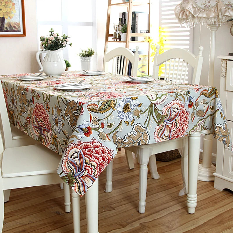 Nappe de table colorée avec un motif floral vintage décorant une belle table à manger dans une pièce lumineuse.