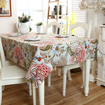 Nappe de table colorée avec un motif floral vintage décorant une belle table à manger dans une pièce lumineuse.