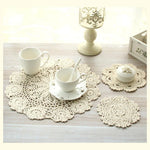 Napperon crochet moderne en coton beige sur table en bois