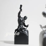 statuette homme marteau résine noir blanc moderne sculpture décorative maison salon