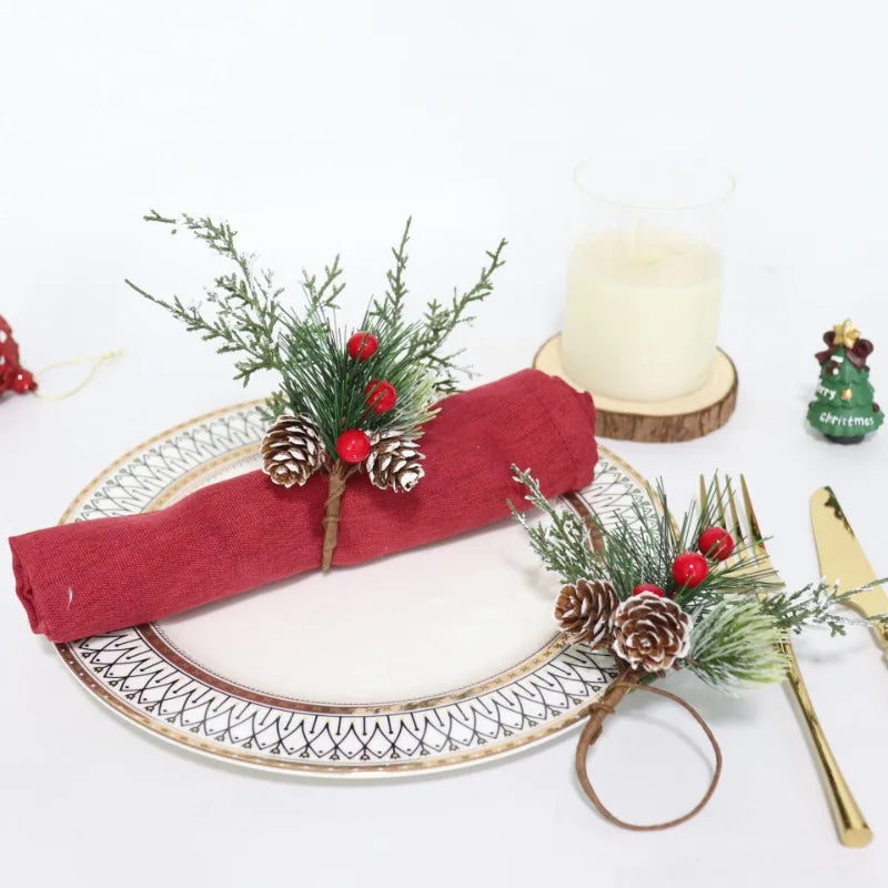 décoration noël serviettes pliées rouge blanche texture tissée classique anneaux métal boule pomme pin