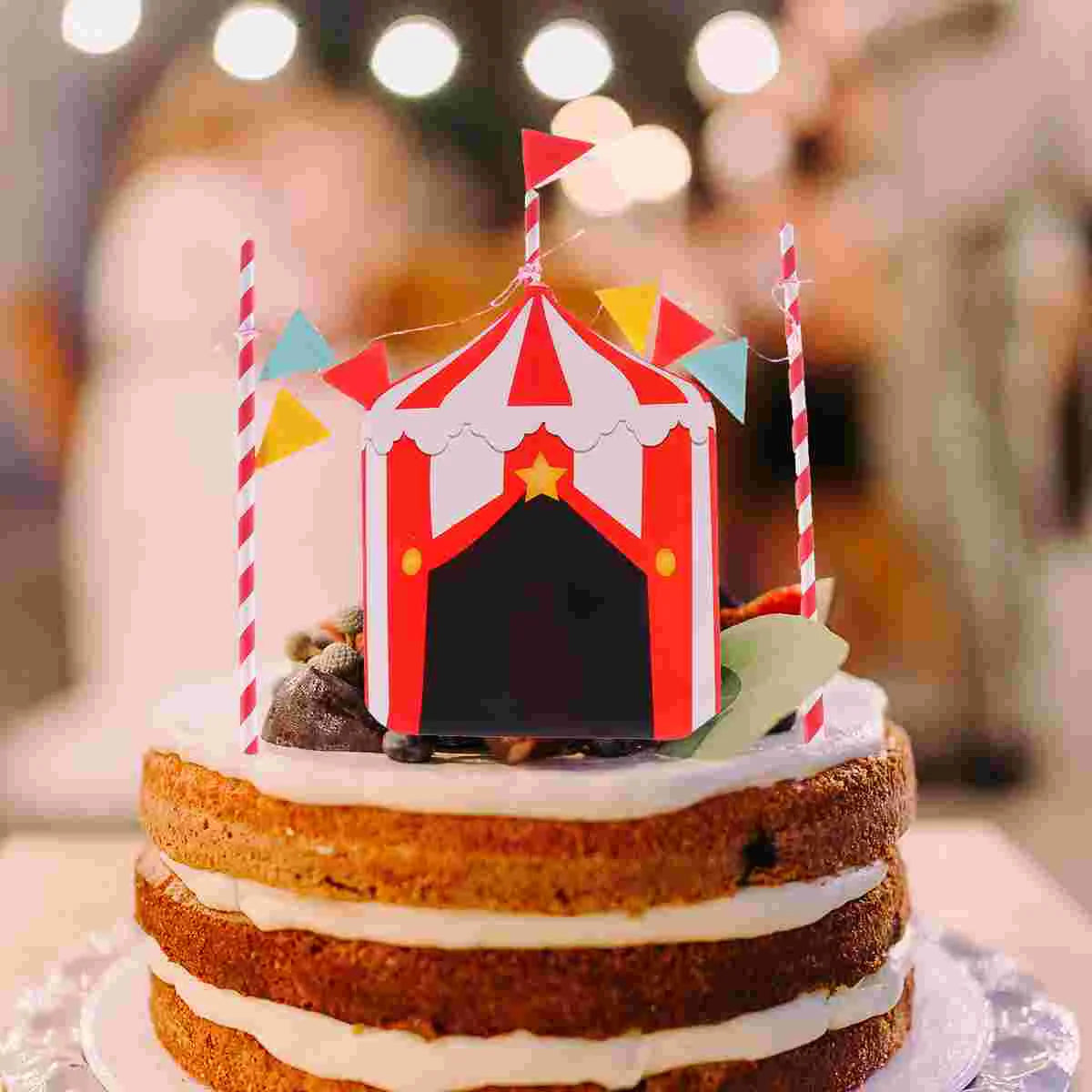 décoration fête thème cirque chapiteau clown étoile rayures rouges blanches cupcakes gâteaux festive fun
