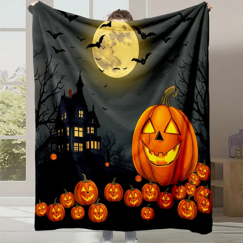 Une scène d'Halloween impressionnante avec un manoir hanté, une lune pleine, des chauves-souris et de nombreuses citrouilles illuminées.