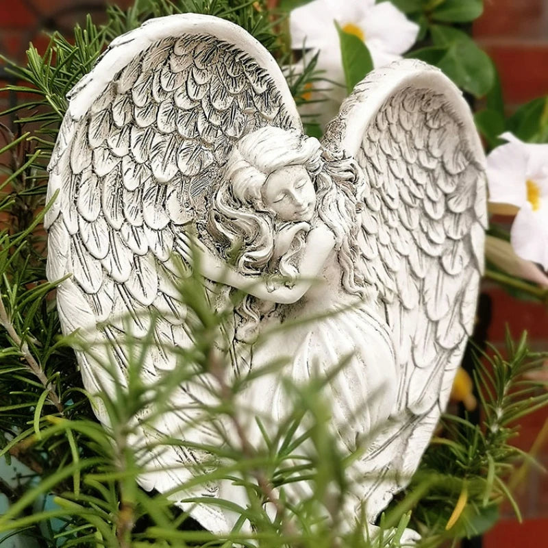 Statue ange résine blanc gris ailes plumes jardin extérieur tige métallique fleurs vertes blanches
