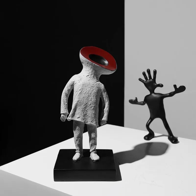figurines humaines stylisées abstraction contemporaine sculpture rugueuse lisse gris clair rouge foncé noir salon