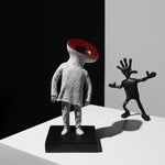 figurines humaines stylisées abstraction contemporaine sculpture rugueuse lisse gris clair rouge foncé noir salon