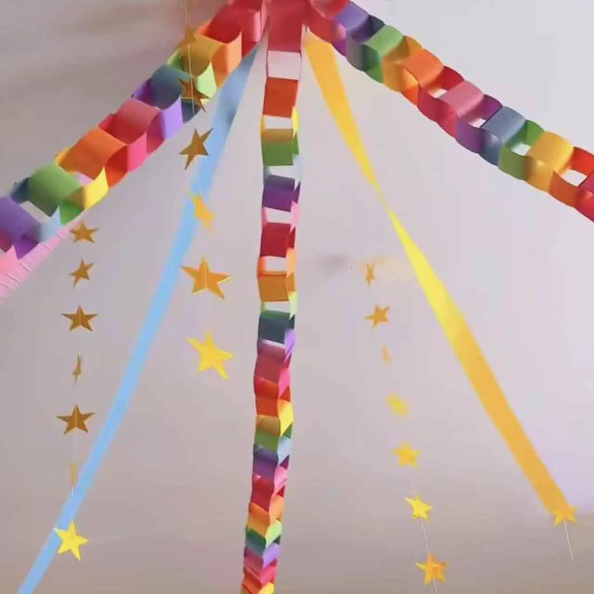 guirlande papier multicolore étoiles fêtes anniversaires mariages événements géométrique festive