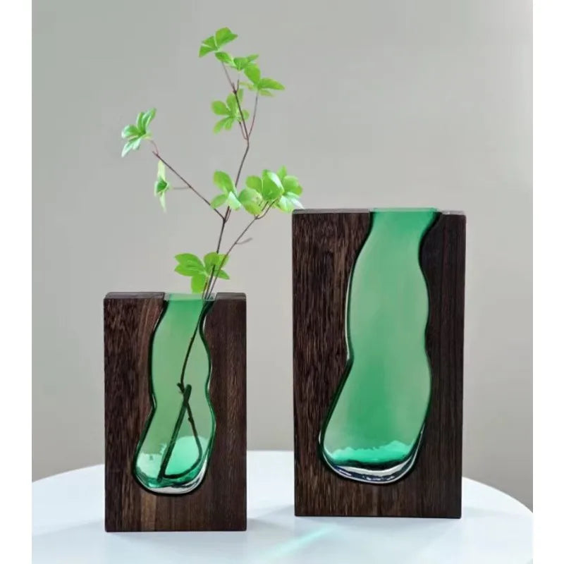 vase vert verre semi transparent bois naturel moderne artisanal table decoration