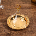 Une coupe dorée et raffinée posée sur un vieux bois, reflétant la lumière dans son design élégant.