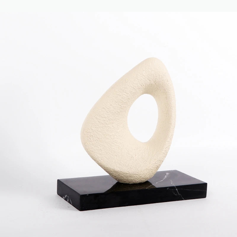sculpture moderne blanc crème texture granuleuse décoration intérieure résine imitation pierre base marbrée