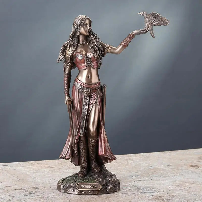 statue déesse Morrigan bronze oiseau épée inscription artisanale celtique decoration intérieure mystical beauté altaic