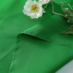 Une magnifique fleur blanche épanouie posée sur un fond vert vibrant, rehaussée par des détails texturés captivants.