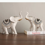 décoration moderne deux éléphants figurines noir blanc motifs tribaux surfaces brillantes