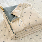 couette d'été légère enfant beige motifs fleurs feuilles coton doux décorative chambre enfant