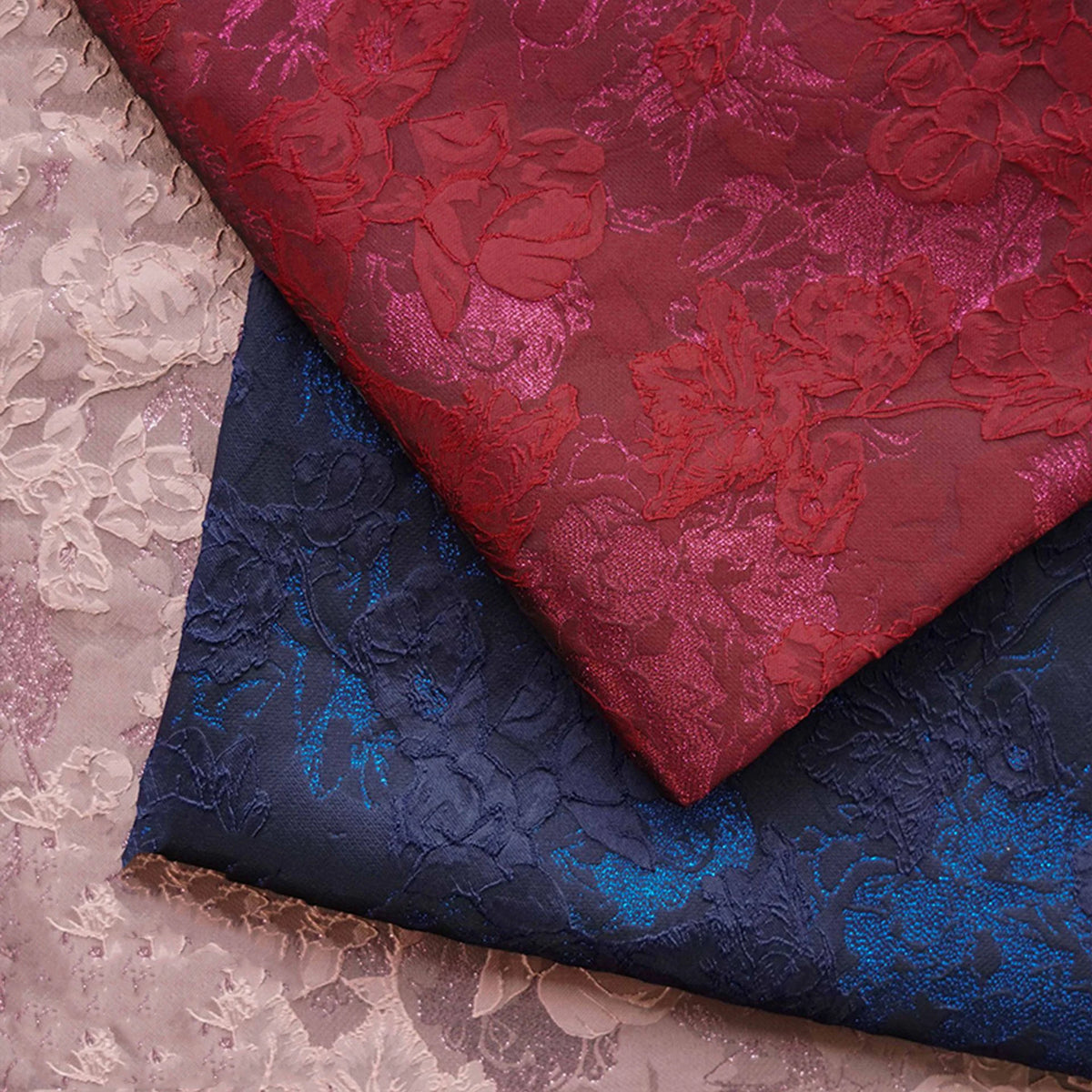 tissu polyester jacquard motifs floraux brocart rouge bleu rose élégants semi transparents coudre