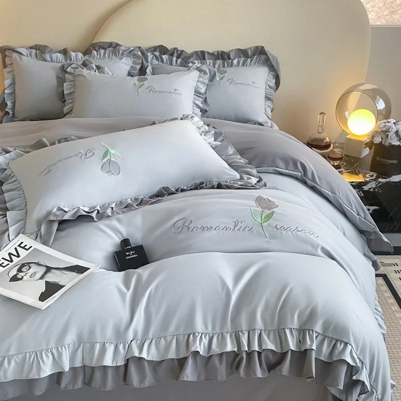 ensemble literie romantique broderie florale volants gris clair couverture taies oreillers decoration chambre erotique