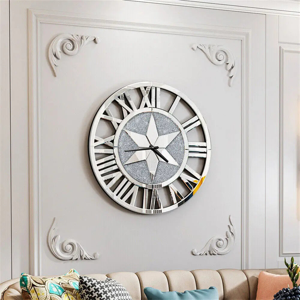 Une horloge murale élégante aux contours en relief, avec un cadran argenté mettant en valeur un design d'étoile au centre, ajoutant une touche raffinée à cette décoration d'intérieur.