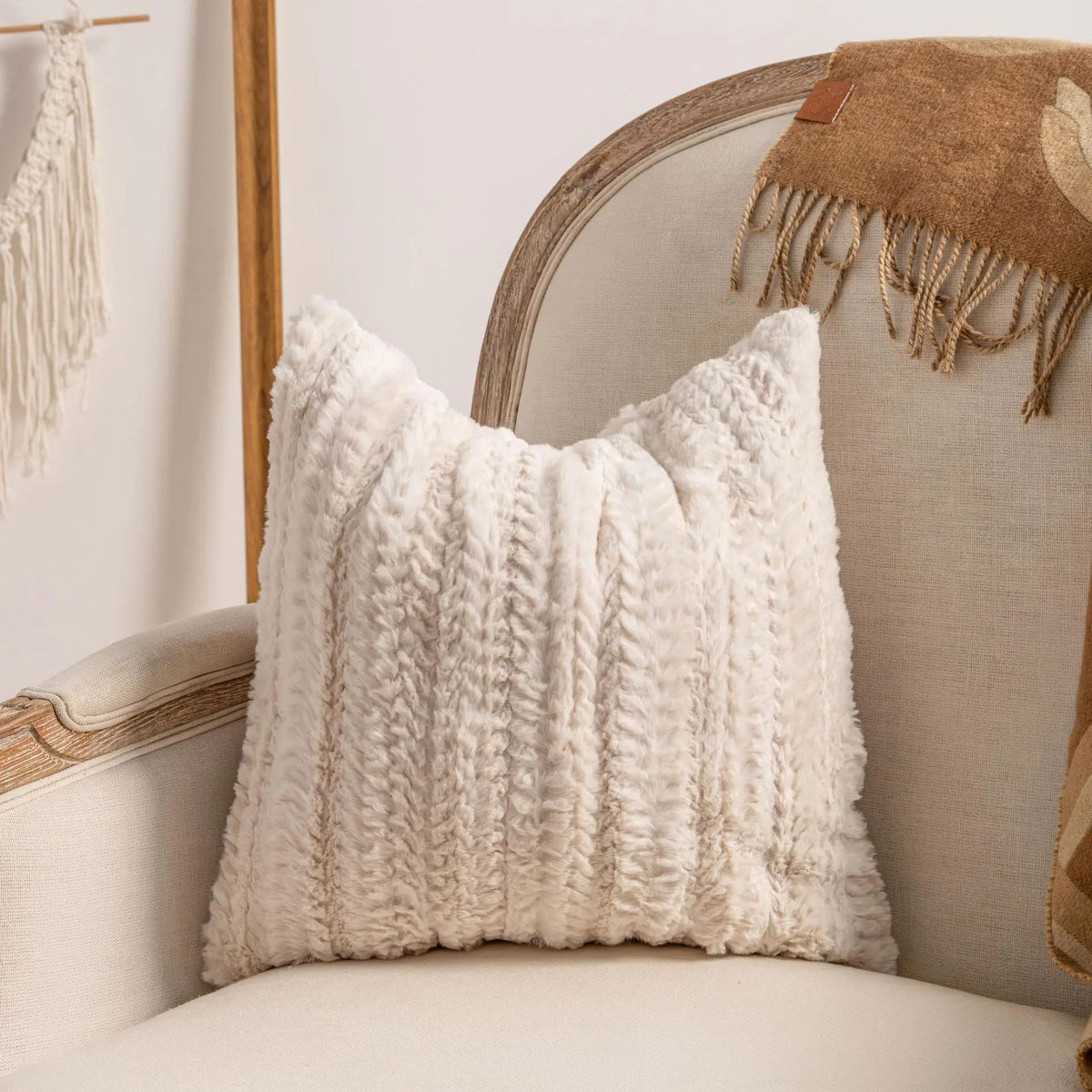 coussins décoratifs bohèmes motifs géométriques blanc cassé franges dentelle