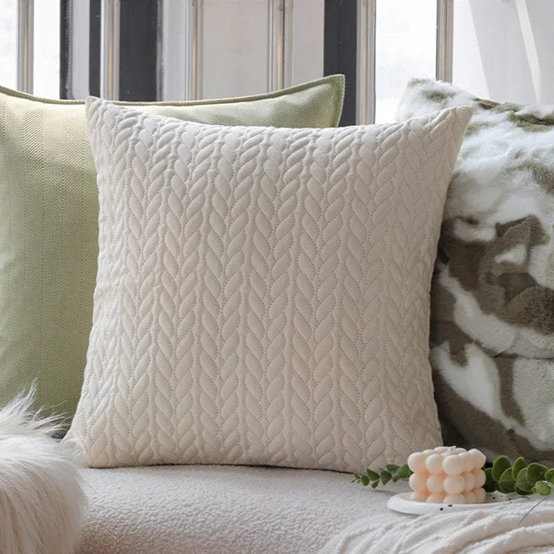 taies d'oreiller carrées modernes motif floral couleurs vert olive beige clair decoration maison