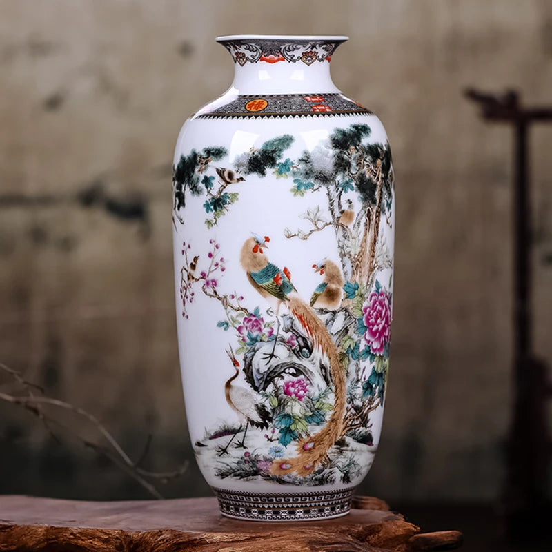 Magnifique vase en porcelaine blanche décoré de motifs floraux colorés et de magnifiques oiseaux, créant une scène paysagère élégante et traditionnelle.