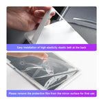 Femme utilisant le miroir LED pour se maquiller en voiture