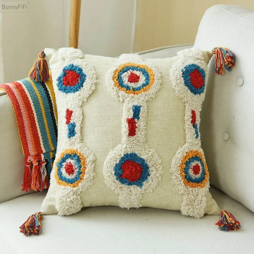 coussins decoratifs boheme ethnique motifs geometriques couleur beige rouge bleu orange rose jaune franges