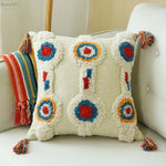 coussins decoratifs boheme ethnique motifs geometriques couleur beige rouge bleu orange rose jaune franges