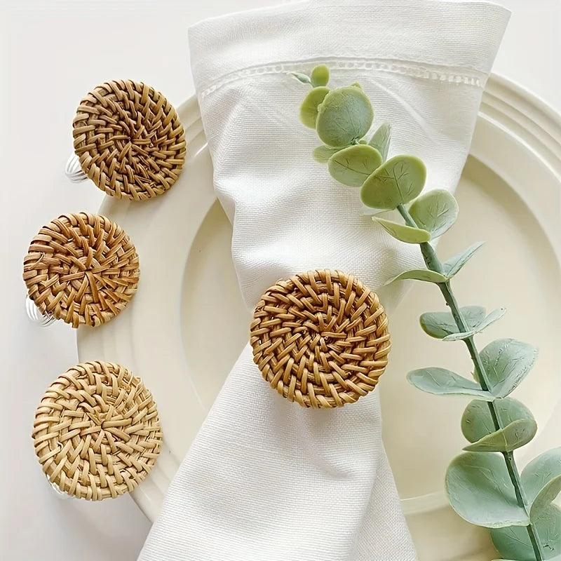 porte serviettes tressés rustique bohème nappes blanches vertes assiettes fleurs eucalyptus