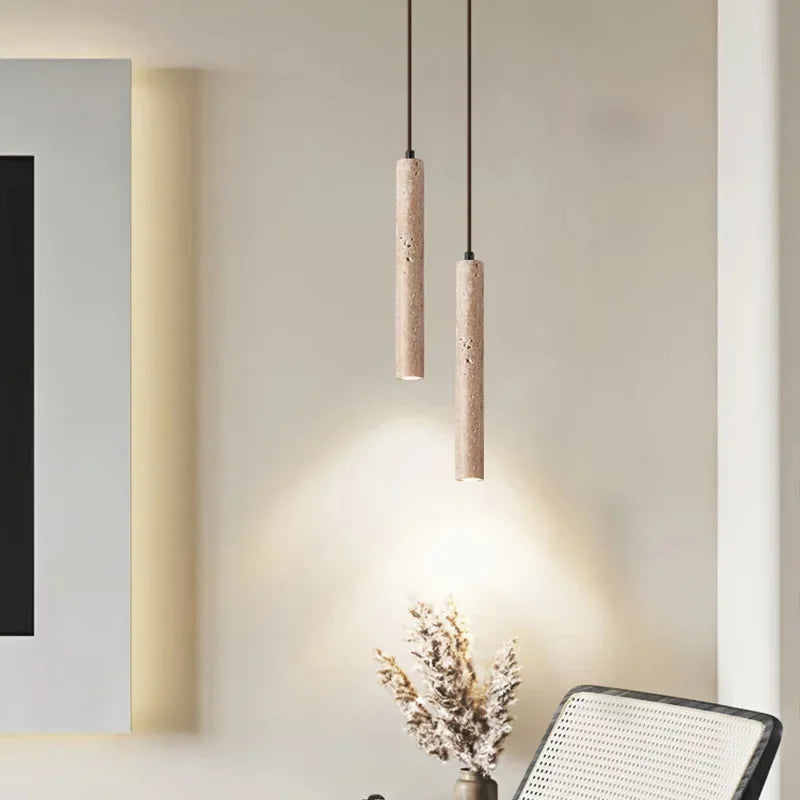 Suspension lumineuse moderne pierre marbrée beige clair foncé texture naturelle minimaliste pendentif cordon
