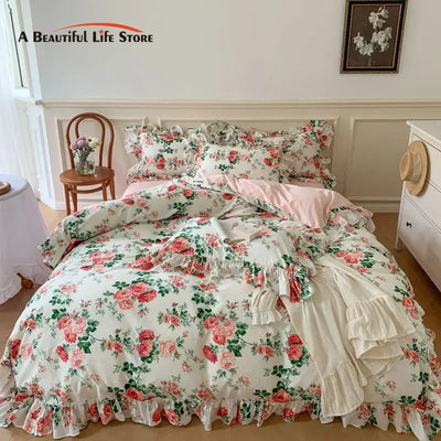 Parure de lit vintage fleurie en coton blanc avec dentelle sur lit