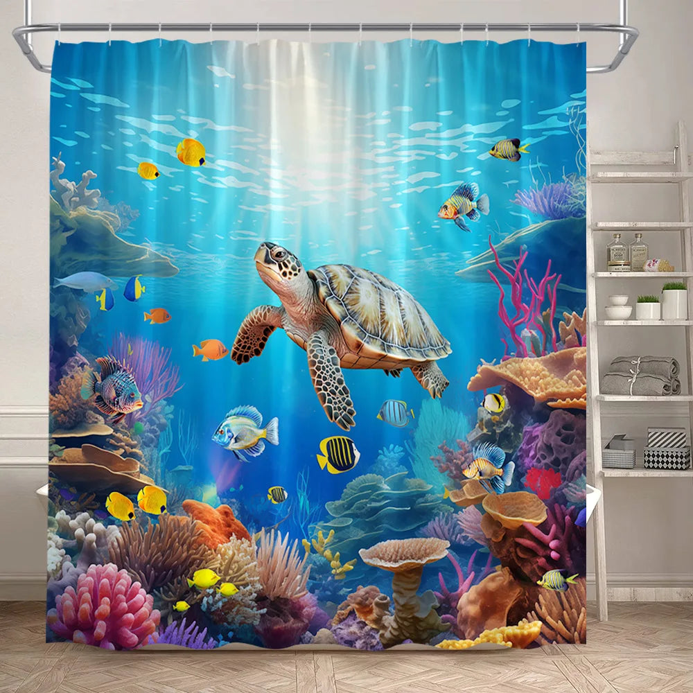 Rideau de douche pour caravane avec impression réaliste d’une tortue nageant parmi des poissons tropicaux et des coraux colorés dans un océan bleu lumineux.