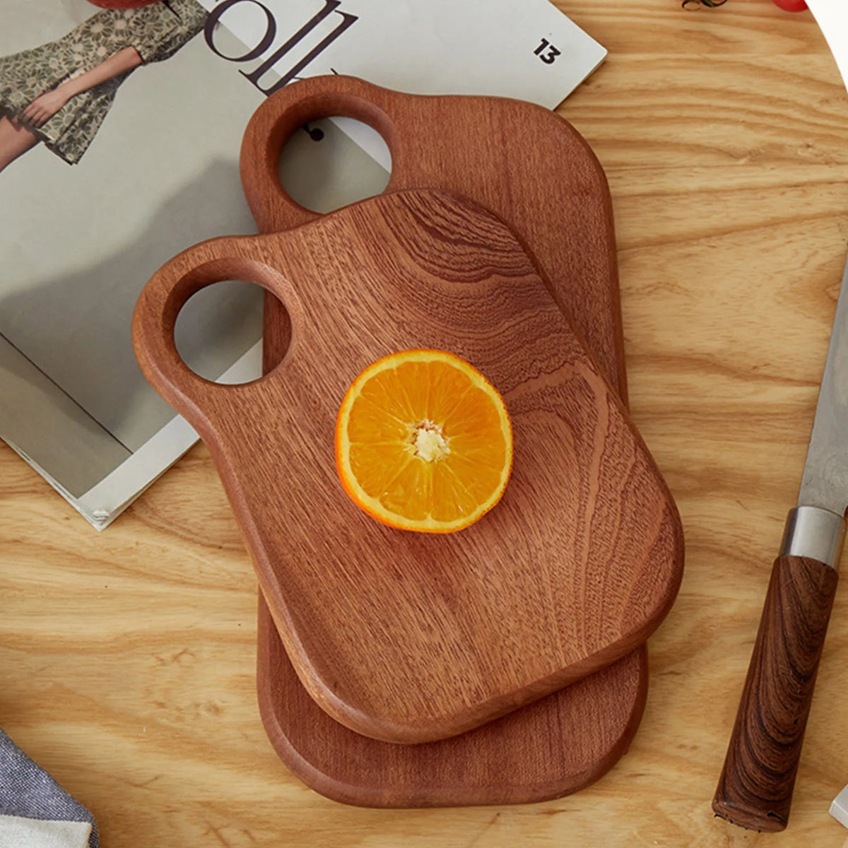 planche découper bois naturelle rustique poignées circulaires fourchette cuillère tartine pain