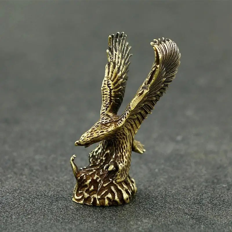 statuette aigle dorée détails fins plumage stylisé décoration artisanal opaque réaliste animal compagnie