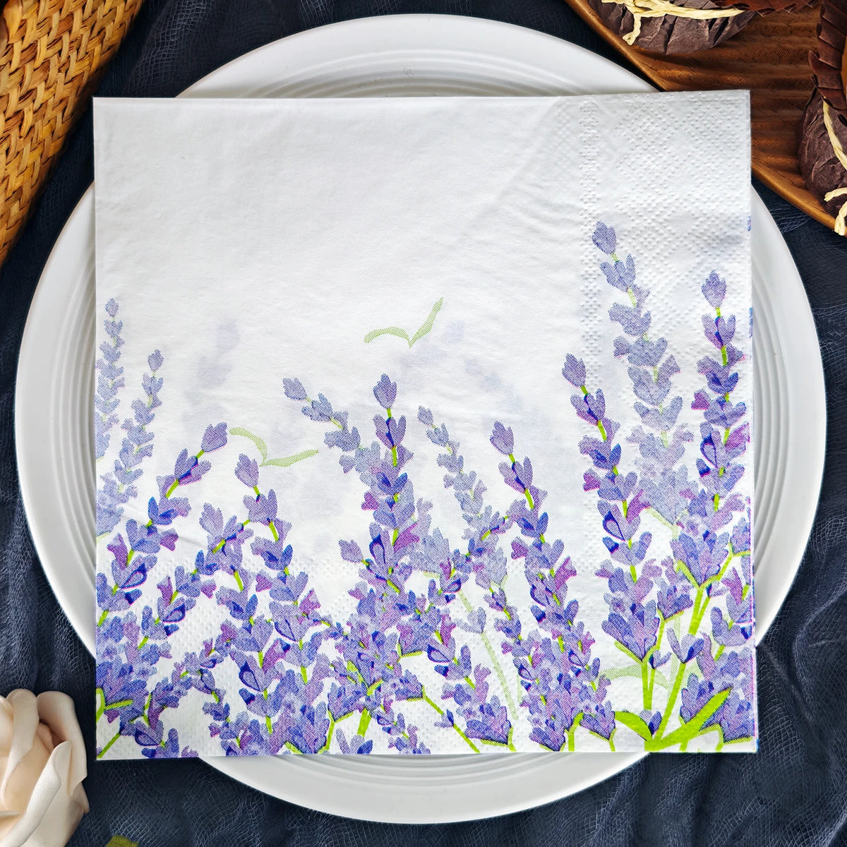 serviettes papier violet lavande motifs texturés cupcakes fleurs séchées décoration champêtre table festive