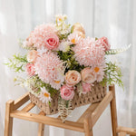 bouquets fleurs artificielles rose blanche bleue intérieur décoration maison panier tressé vases transparents