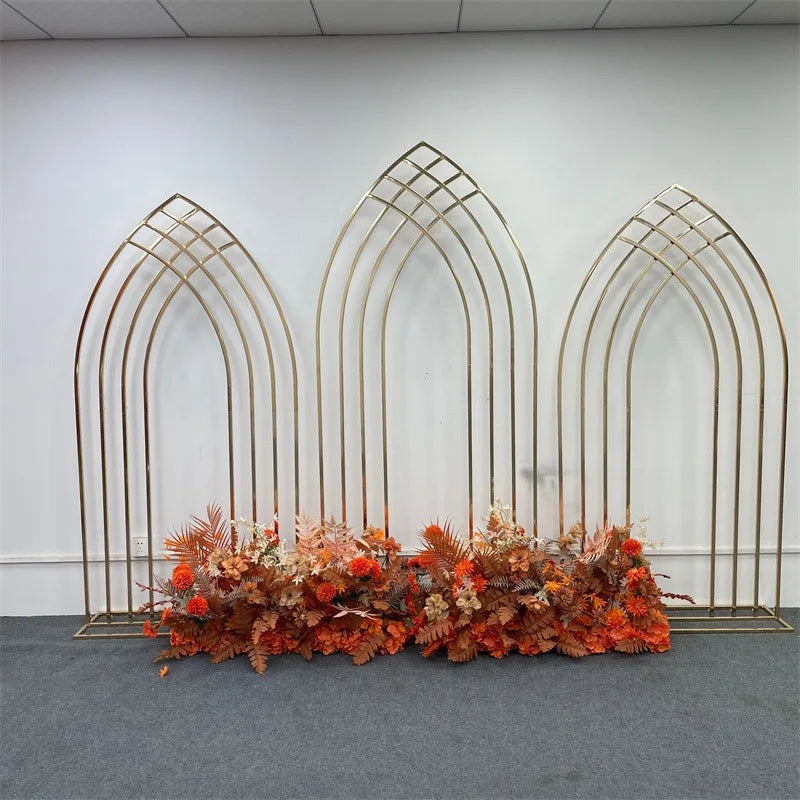 structure décorative moderne arche gothique dorée événements mariage anniversaire baptême décoration intérieure festive haute