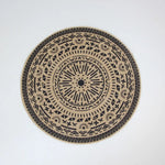 serviettes table boho chic beige noir motifs géométriques franges tissu lin opaques rondes
