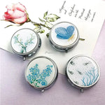 boîte pilules argentée fleurs bleues compartiments classiques vintage button closure organiser médicaments compartments pilules
