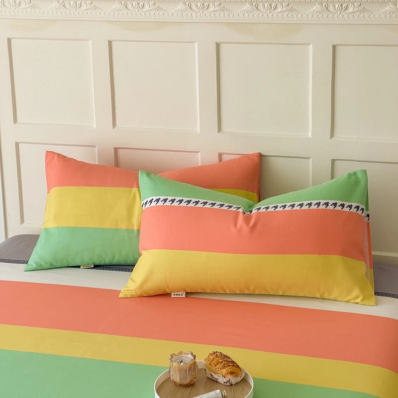 Des oreillers décoratifs dans des couleurs vives et des motifs géométriques ornent un espace de vie élégant avec un mur blanc aux panneaux sculptés.