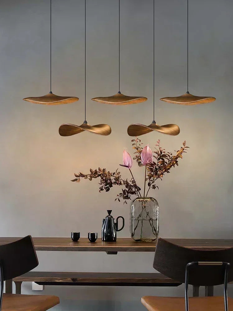 grande lampe suspendue bois massif moderne suspension lumineuse marron clair minimaliste intérieur