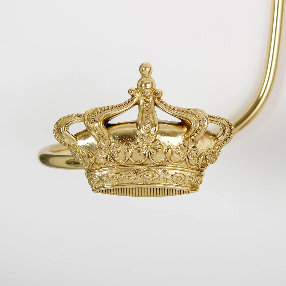 Une couronne dorée ornée de motifs floraux et de détails délicats, symbolisant le pouvoir et la majesté.