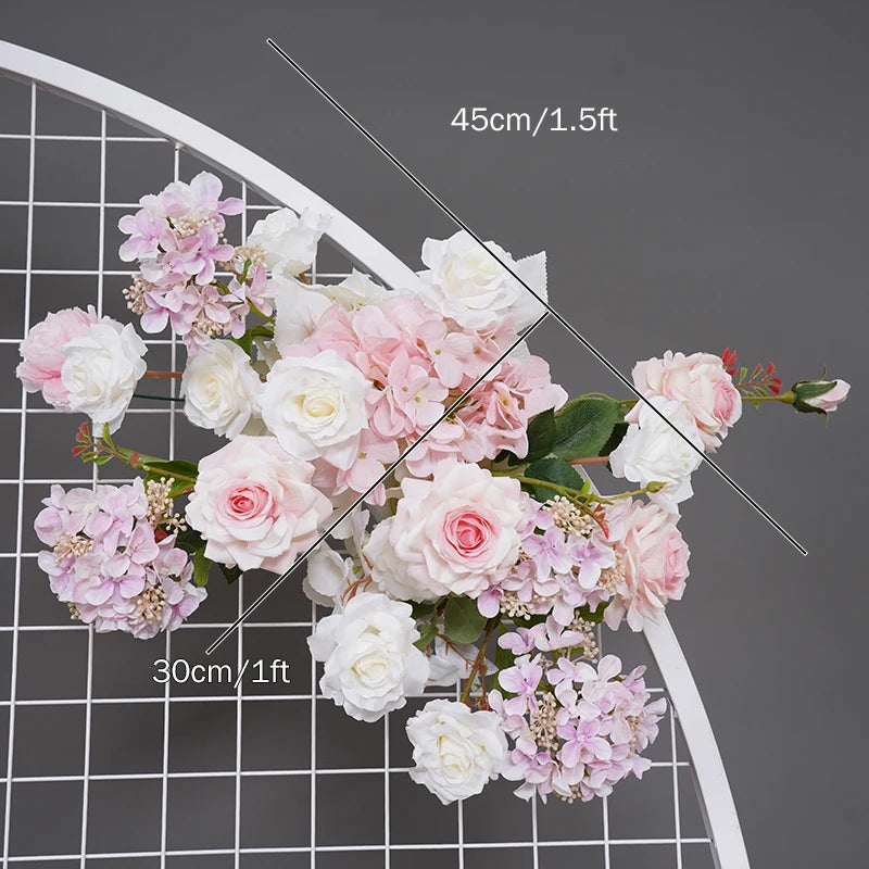 Décoration mariage arche florale bouquet blancs roses extérieur classique