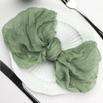 serviettes tissu polyester pliées gris rose vert texture ondulée clips métalliques classiques maison restaurant