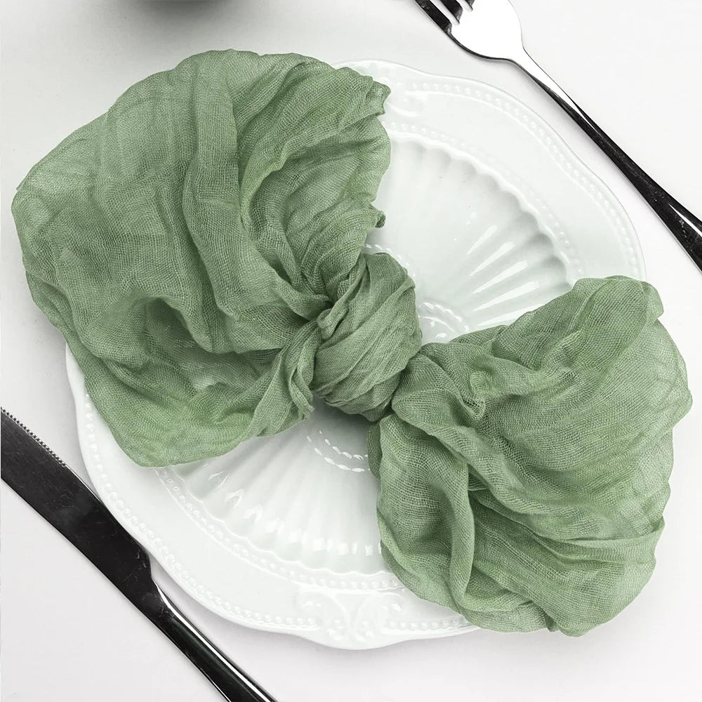serviettes tissu polyester pliées gris rose vert texture ondulée clips métalliques classiques maison restaurant