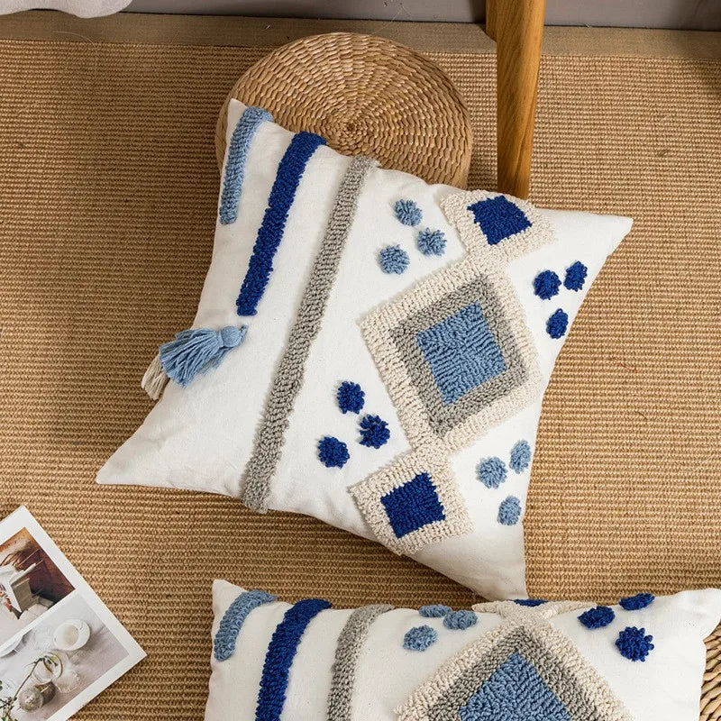 housse coussin carré boho chic motifs géométriques pompons couleur neutres décor maison