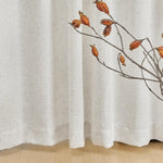 Rideau beige élégant avec branches décoratives sèches et sol en bois clair, parfait pour ajouter une touche naturelle à votre intérieur tout en préservant votre intimité.