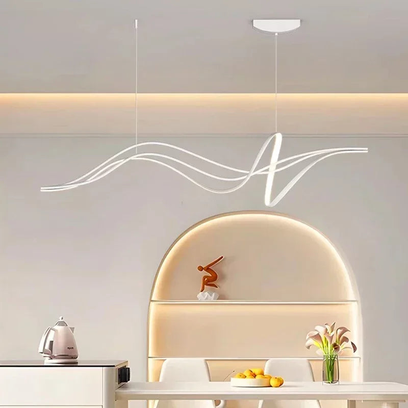 suspension lumineuse moderne aluminium noir lumière froide chaîne blanc ondulé contemporain