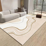 Tapis beige élégant avec des motifs ondulés abstraits dans un salon moderne et lumineux.